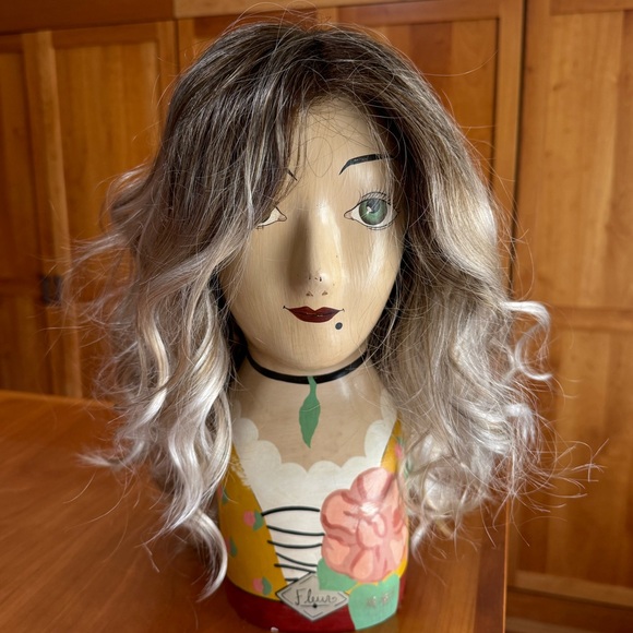 The Avalon wig by Estetica in vanilla macchiato - Picture 4 of 10